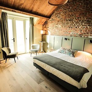 Zimmer mit Kingsize-Bett