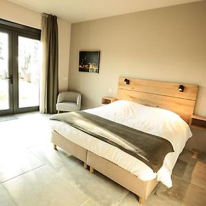 Zimmer mit Kingsize-Bett